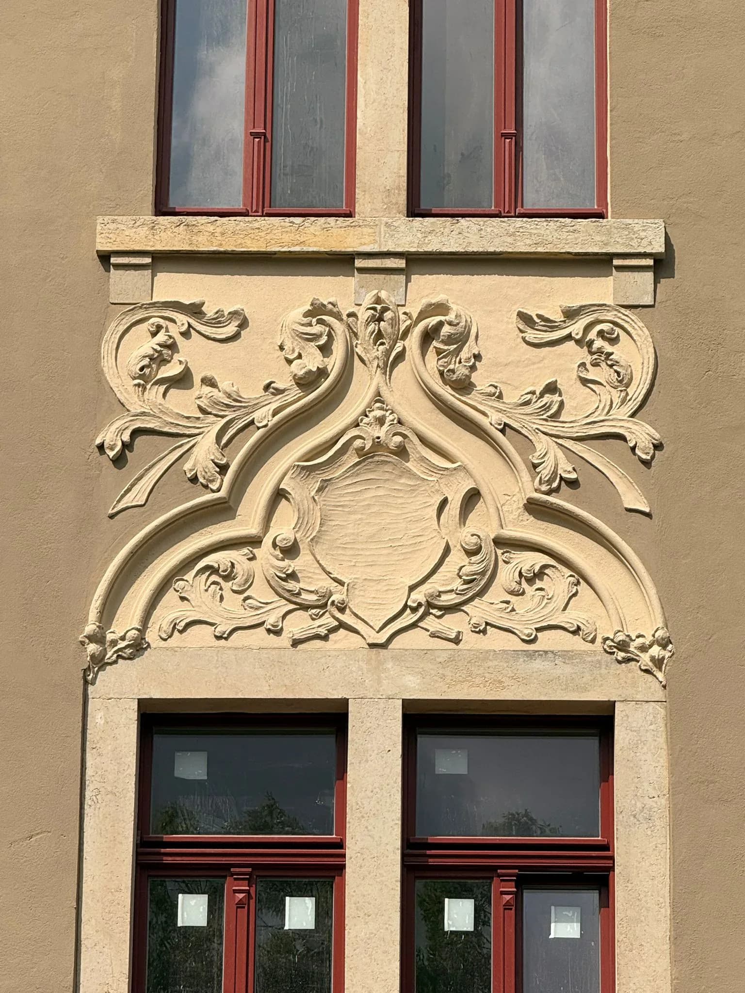 Stuckornamentik an einer denkmalgeschützten Fassade