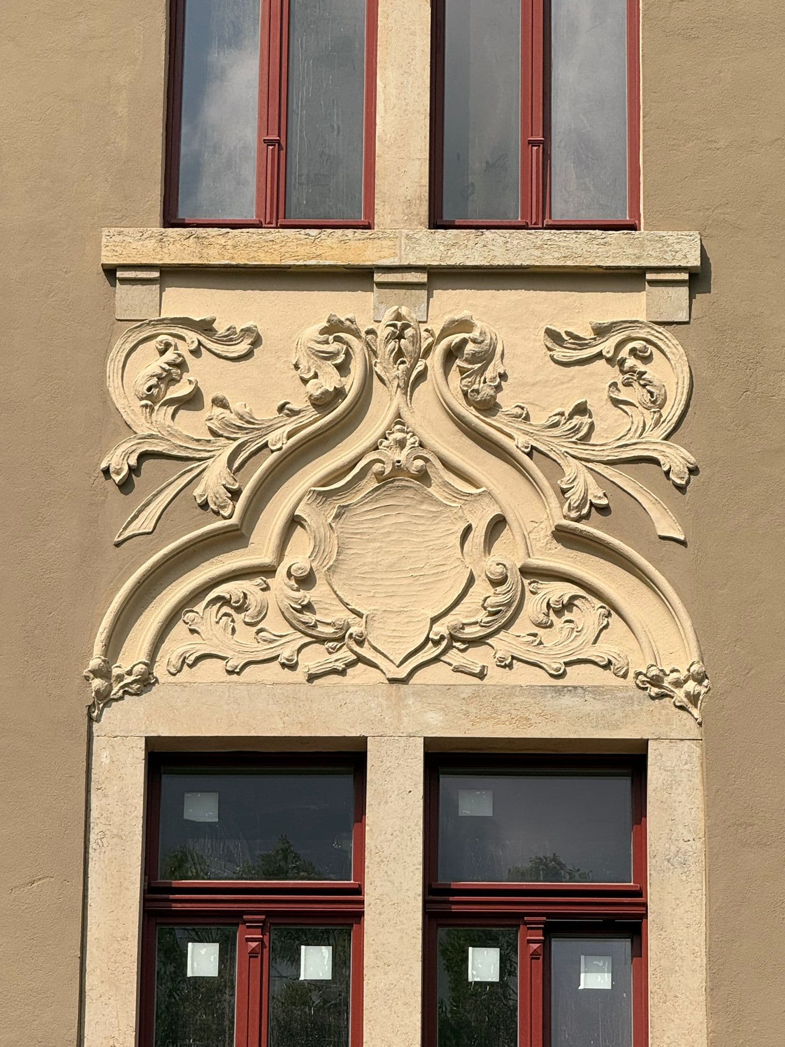 Stuckornamentik an einer denkmalgeschützten Fassade